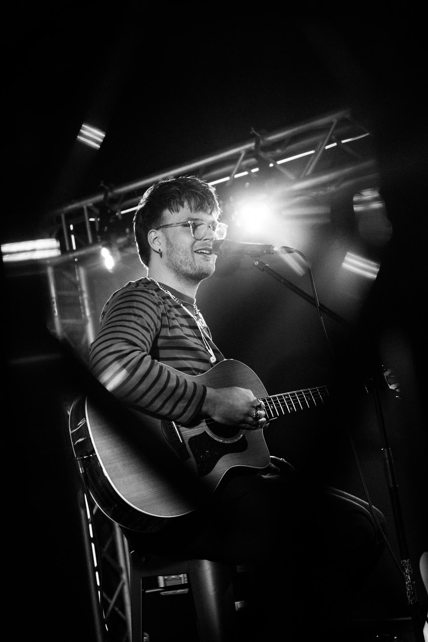 Konzertfotografie Secret Sound Vol.3 — Gitarrist auf der Bühne im Scheinwerferlicht