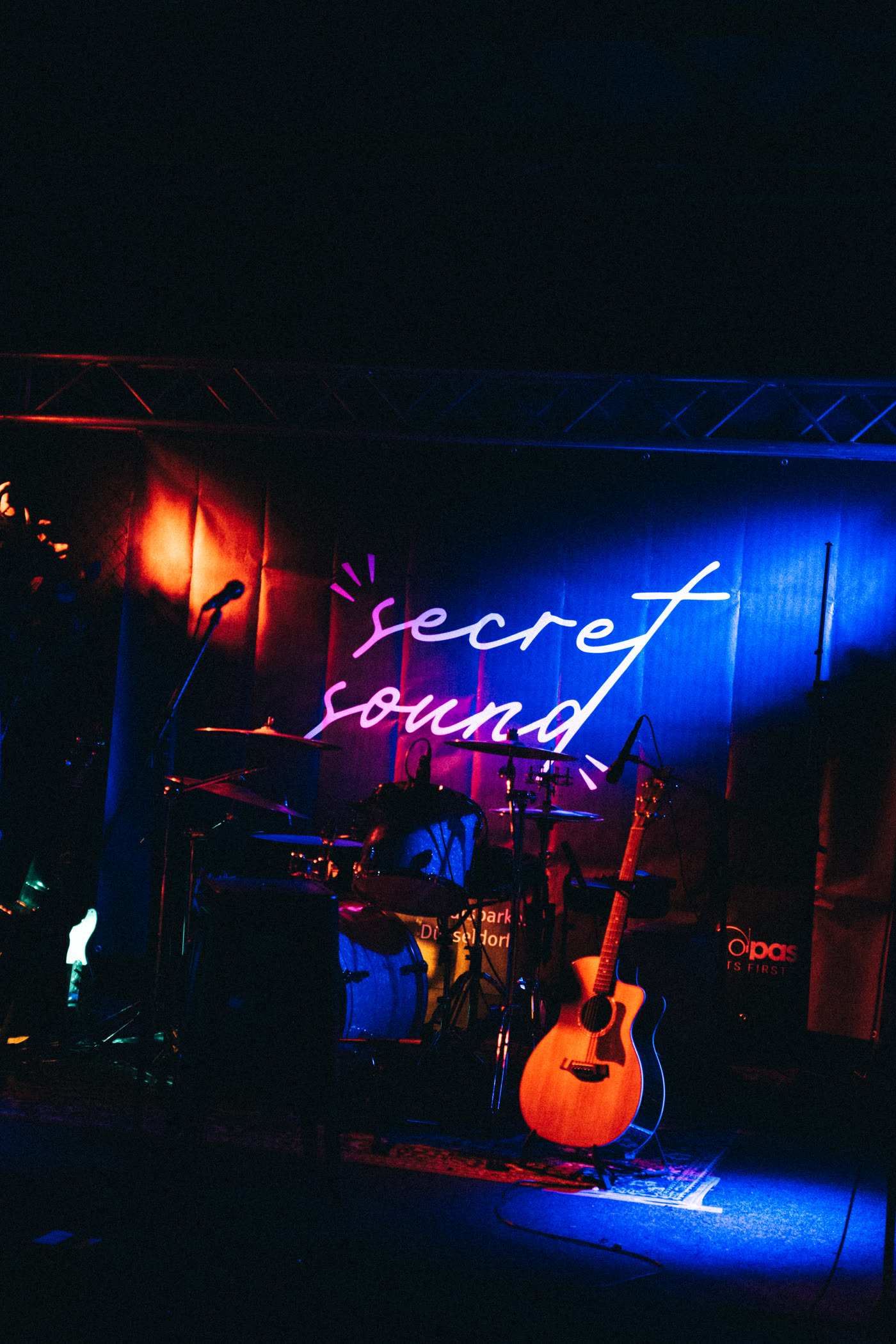 Secret Sound Neon-Schild auf der Bühne bei Secret Sound Vol.3